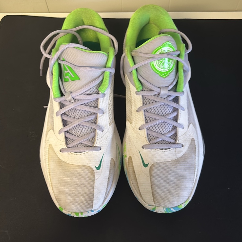 Basketball shoes
